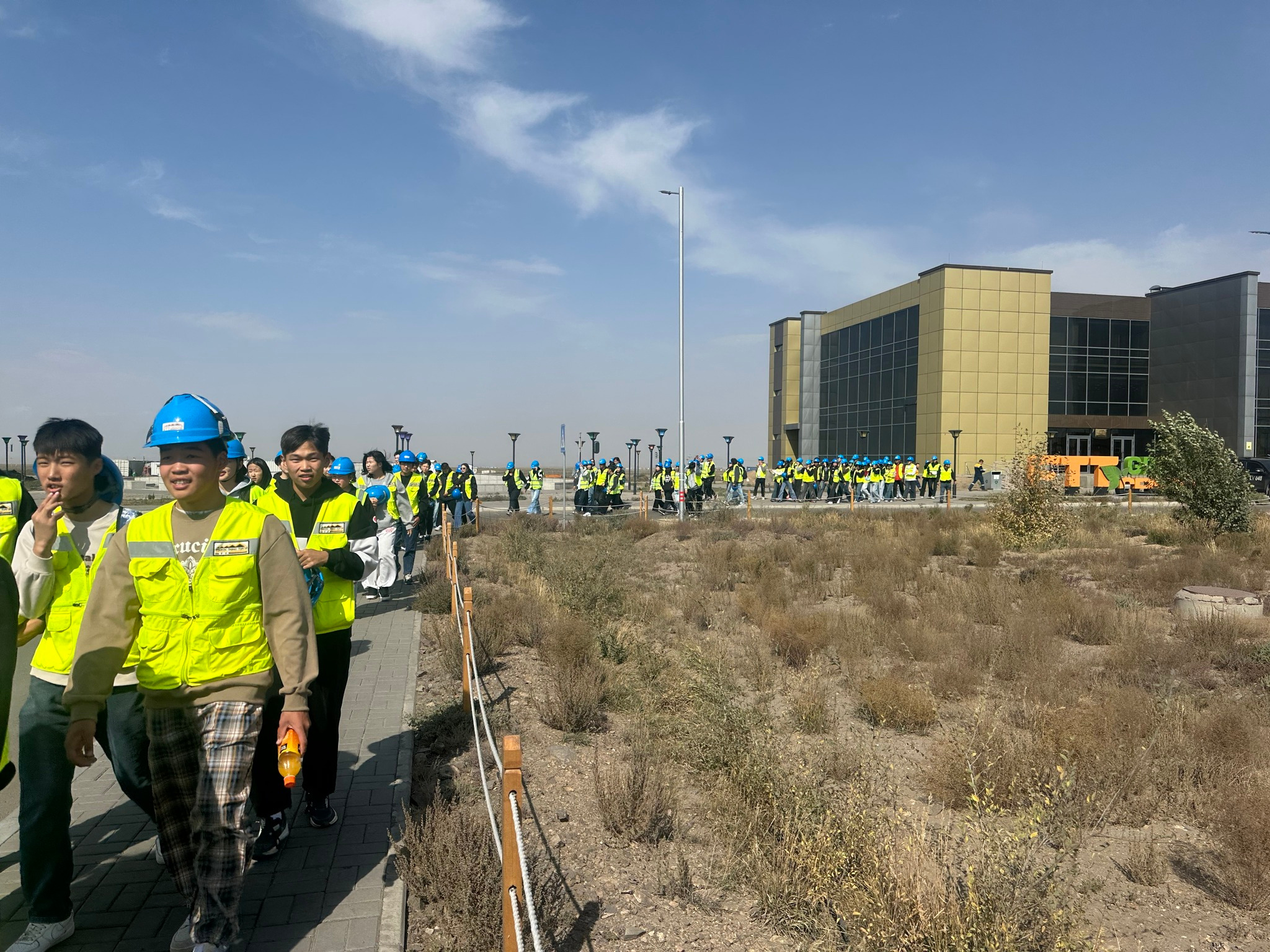 Цогтцэций сумын “Мөрөөдөл” сургуулийн сурагчид уурхайд зочиллоо